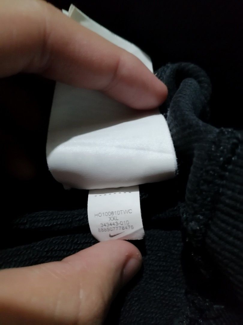 Nike Crewneck Sweatshirt L (Category: Coats, Jackets and Outerwear) located in Manila. Submitted by eightofour (Listing ID 1429824040, Image 3). Description: 28 X 23 Large Sign of usage.