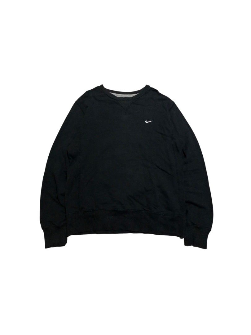 Nike Crewneck Sweatshirt L (Category: Coats, Jackets and Outerwear) located in Manila. Submitted by eightofour (Listing ID 1429824040, Image 1). Description: 28 X 23 Large Sign of usage.