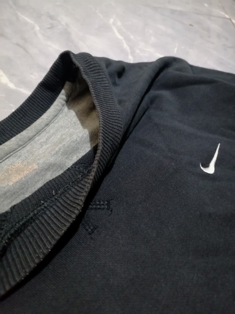 Nike Crewneck Sweatshirt L (Category: Coats, Jackets and Outerwear) located in Manila. Submitted by eightofour (Listing ID 1429824040, Image 2). Description: 28 X 23 Large Sign of usage.