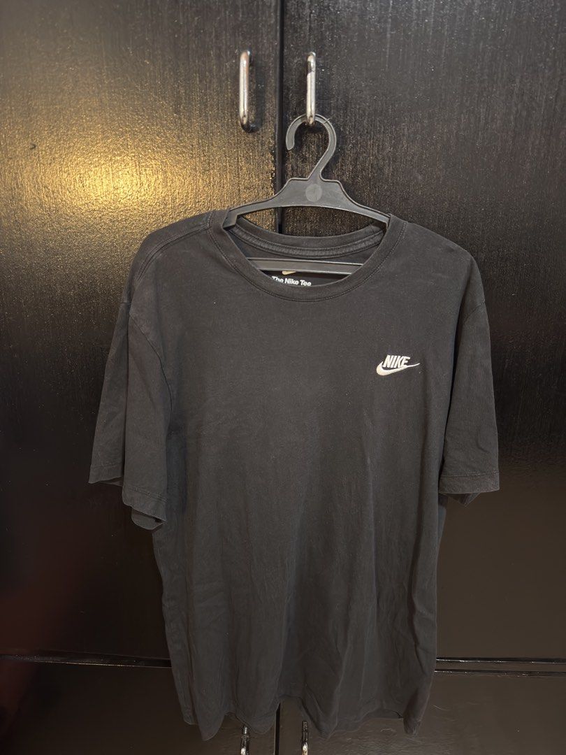 Nike The Nike Tee Black Shirt (Category: Tshirts & Polo Shirts ) located in Paranaque City. Submitted by jayvee7 (Listing ID 1429677440, Image 1). Description: Black Nike T-shirt. Features the Nike logo on the front and "The Nike Tee" text. Made in Sri Lanka. Size M. Simple and versatile, perfect for everyday wear. The shirt is a classic black color, making it easy to pair with various outfits. Size Medium Only used twice Bought in Thailand RFS: 