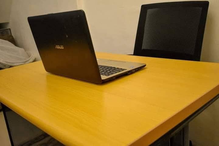 Office table (Category: Coffee & Tea Tableware) located in Paranaque City. Submitted by jundhelmay70529 (Listing ID 1429727983, Image 1). Description: Laminated wood table Size: 100*70*75 Location : Paranaque Pick up or lalamove .
