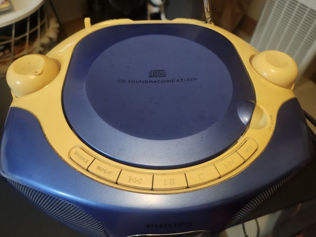 Philips Portable CD Soundmachine (Category: Portable Music Players) located in Taguig. Submitted by sellout2ny (Listing ID 1429777364, Image 3). Description: Portable CD/Radoo player, 220V 400 pesos AM/FM working CD not playing but can read, needs repair.