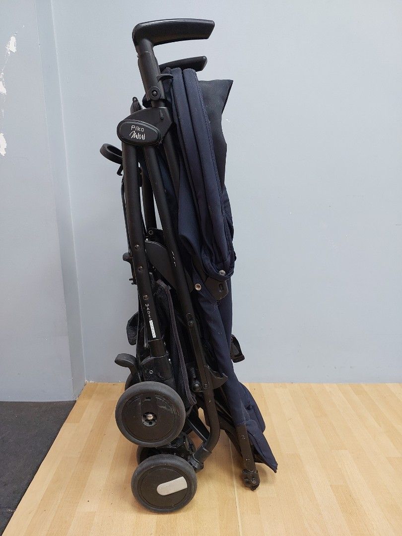 Pliko Mini (Category: Strollers) located in Antipolo. Submitted by nike_winwin (Listing ID 1429711254, Image 2). Description: used and abused umbrella type stroller damaged rear break but still usable.