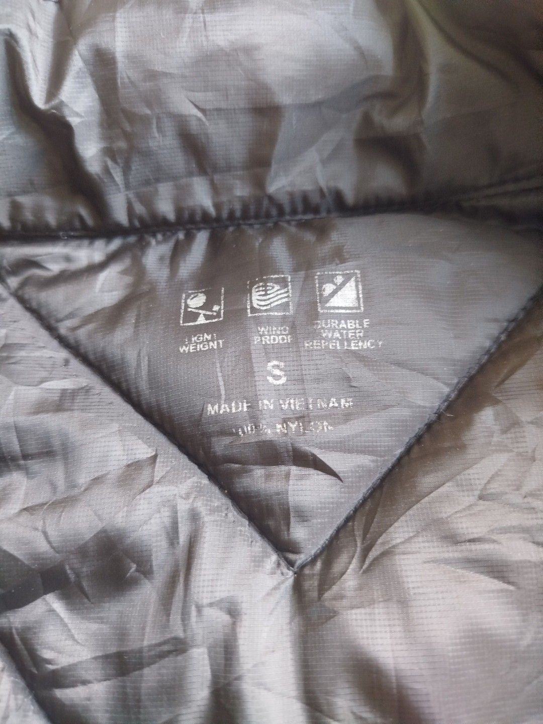 Preloved Authentic TNF Jacket (Category: Longsleeves) located in Singapore. Submitted by petiteant (Listing ID 1429756708, Image 3). Description: Well taken care, in good condition even after years. Lightweight while very good in keeping you warm in cold places. YKK zips. It suits XS-S size lady imo. Missing hood, so selling cheaper. P2P measurements in +-1cm: - front shoulder to end 61cm - chest 47cm - sleeve length 60cm Price including register