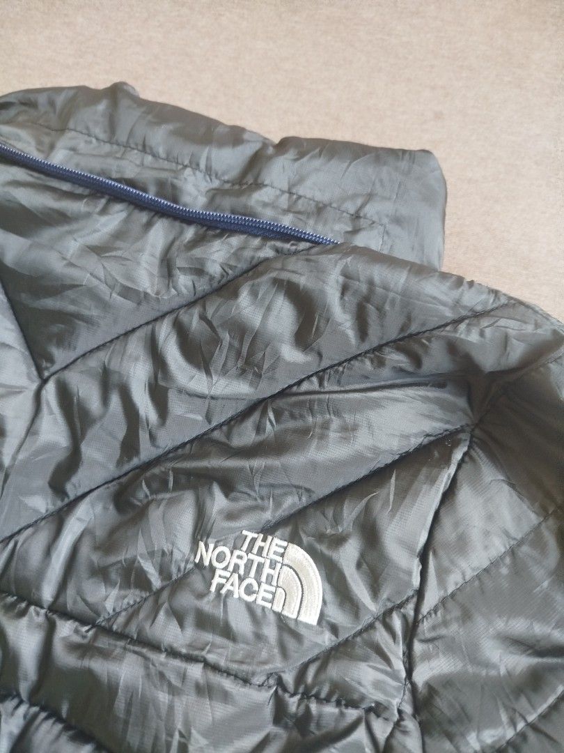 Preloved Authentic TNF Jacket (Category: Longsleeves) located in Singapore. Submitted by petiteant (Listing ID 1429756708, Image 2). Description: Well taken care, in good condition even after years. Lightweight while very good in keeping you warm in cold places. YKK zips. It suits XS-S size lady imo. Missing hood, so selling cheaper. P2P measurements in +-1cm: - front shoulder to end 61cm - chest 47cm - sleeve length 60cm Price including register