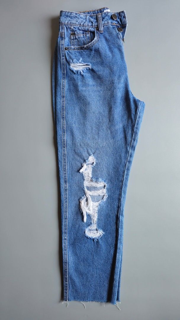 Stradivarius Distressed Mom Jeans (Category: Jeans) located in Baguio. Submitted by catdeclutters (Listing ID 1429700711, Image 3). Description: Decluttering too many jeans All are authentic. Used twice only Waist 26 Length 35 Baguio location Lp + sf.