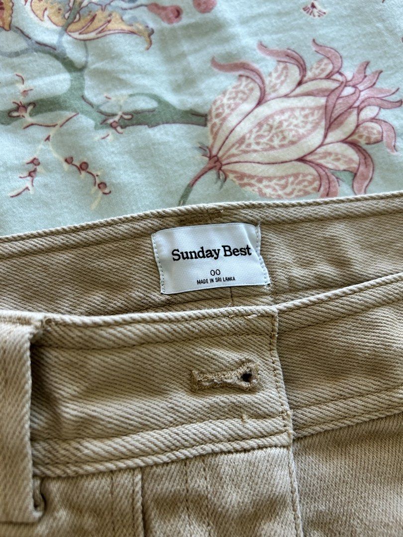 Sunday Best Beige Pants Size 00 (Category: Other Bottoms) located in Cebu City. Submitted by carms123 (Listing ID 1429725556, Image 1). Description: Sunday Best Aritzia Size 0.