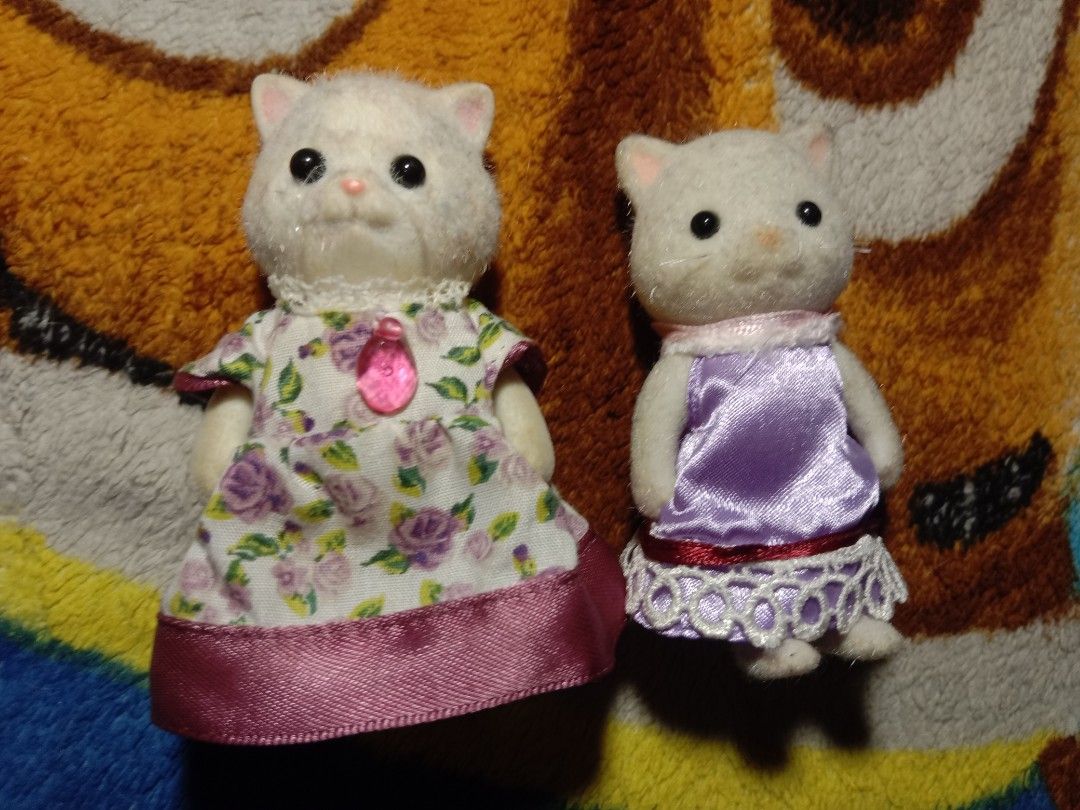 Sylvanian Family/Calico Critters White Cat SET (Category: Figurines & Statues) located in Malabon City. Submitted by thrift_or_trick (Listing ID 1429757516, Image 2). Description: - In good condition ung critters (medyo may mga lint lang ung ulo nung critters) - parehong may damit - selling as SET only Payment: via gcash or maya Shipping (+ sf): lbc Shipping day: Saturdays only Please message me for more information and pictures. Thank you..