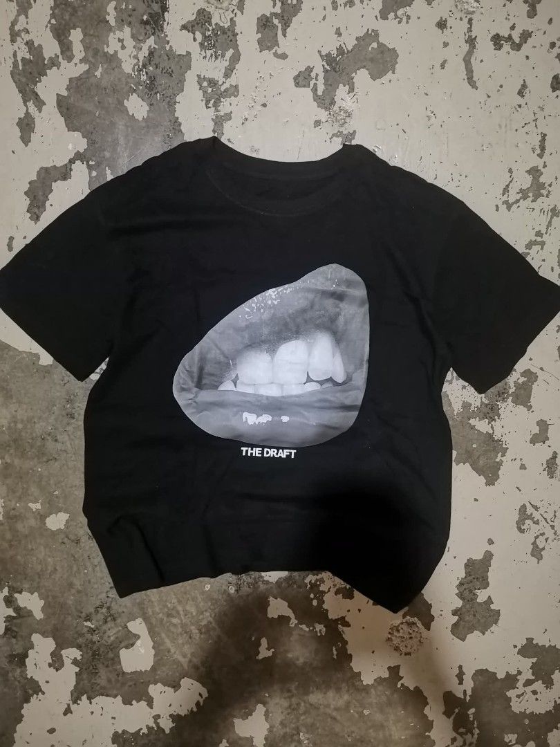 The Draft Dept. Black T-shirt (Category: Tshirts & Polo Shirts ) located in San Jose del Monte. Submitted by smizeethrift (Listing ID 1429750105, Image 1). Description: Black T-shirt from The Draft Dept. Features a graphic print of a mouth on the front and the brand name on the back. It has a crew neck and short sleeves..