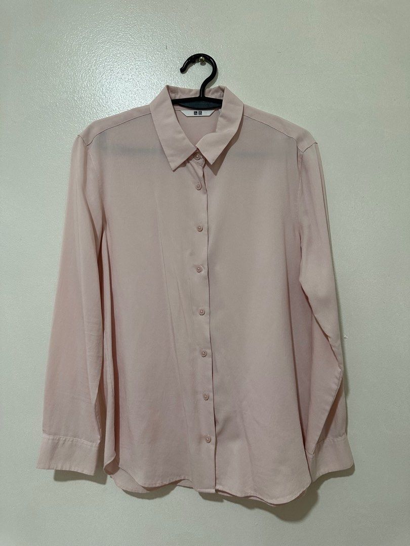 Uniqlo Long Sleeve Button Down Shirt (Category: Shirts) located in Paranaque City. Submitted by joybeanqt (Listing ID 1429710438, Image 1). Description: RFS: Decluttering.
