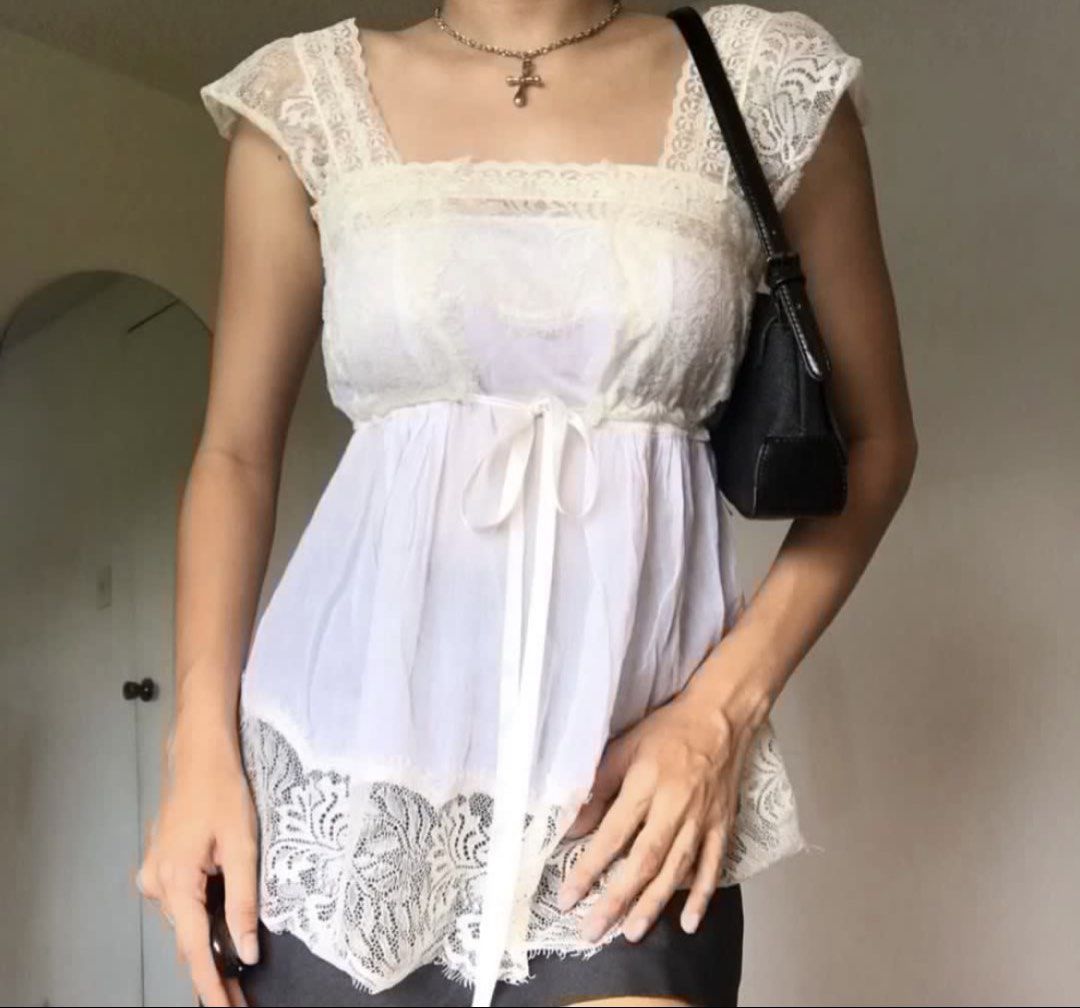 Vintage Lace Sleeveless Top (Category: Sleeveless) located in Bayombong. Submitted by vintednivia (Listing ID 1429720223, Image 2). Description: small frames not see thru the fabric seems cotton good for summer.