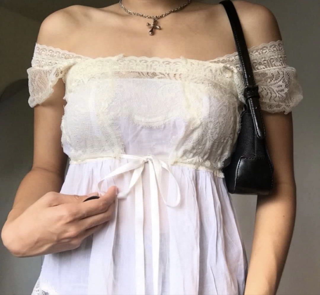 Vintage Lace Sleeveless Top (Category: Sleeveless) located in Bayombong. Submitted by vintednivia (Listing ID 1429720223, Image 3). Description: small frames not see thru the fabric seems cotton good for summer.