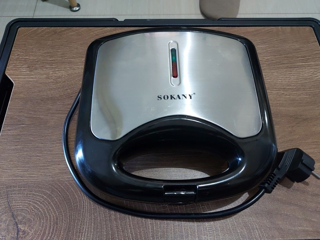 Waffle Maker / Hot dog maker / Sandwich waffle breakfast maker (Category: Breadmakers) located in Makati City. Submitted by bambuyvee (Listing ID 1429696984, Image 1). Description: Sokany Waffle Maker Non Stick weight: 1.4 kg size: 25x25x8 cm Used only trice or thrice RFS: Decluttering/Not using anymore Price negotiable.