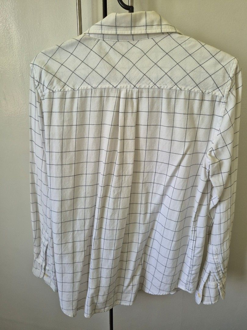 White Checkered Long Sleeve Shirt (Category: Longsleeves) located in Valenzuela. Submitted by pappx (Listing ID 1429764438, Image 2). Description: White long sleeve shirt with a checkered pattern. Features a collared neckline and buttoned cuffs. It has a classic, versatile design suitable for various occasions..