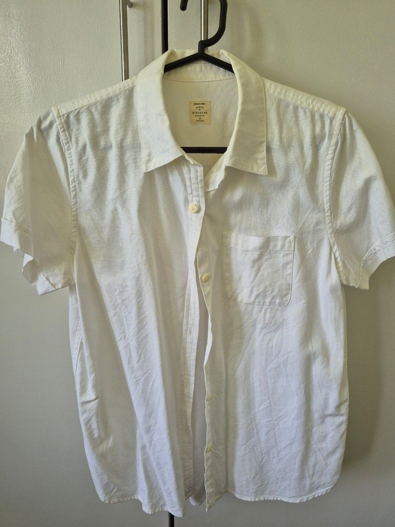 White Short Sleeve Shirt (Category: Shirts) located in Valenzuela. Submitted by pappx (Listing ID 1429764178, Image 1). Description: White short sleeve shirt. Features a single chest pocket and button-down closure. The back of the shirt has a yoke detail. Perfect for casual wear..
