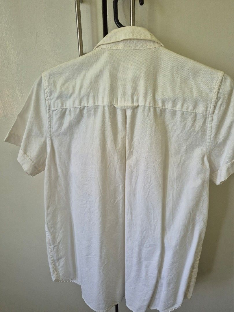 White Short Sleeve Shirt (Category: Shirts) located in Valenzuela. Submitted by pappx (Listing ID 1429764178, Image 2). Description: White short sleeve shirt. Features a single chest pocket and button-down closure. The back of the shirt has a yoke detail. Perfect for casual wear..
