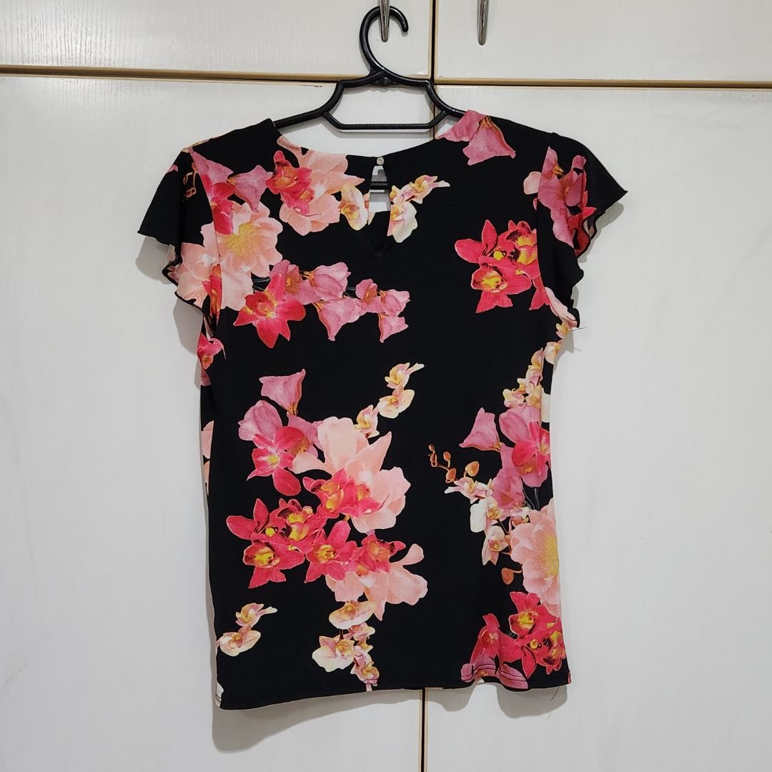 y2k orchid floral graphic top (Category: Sleeveless) located in Quezon City. Submitted by summersueme (Listing ID 1429804221, Image 2). Description: color: black, pink, red 18.5" x 23", width can stretch until plus size / xl frames stretchy and comfortable material! nego.