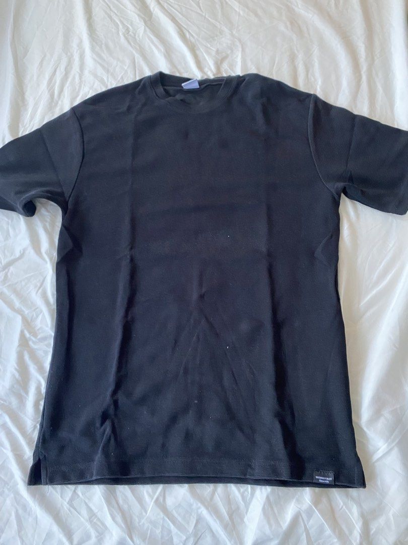Zara Crew Neck T-shirt - Size M (Category: Tshirts & Polo Shirts ) located in Makati City. Submitted by rye16 (Listing ID 1429835704, Image 1). Description: Zara crew neck t-shirts in size M. Available in black and grey. Made in Turkey and Albania. The shirts have a simple, classic design, suitable for everyday wear. 300 for both.