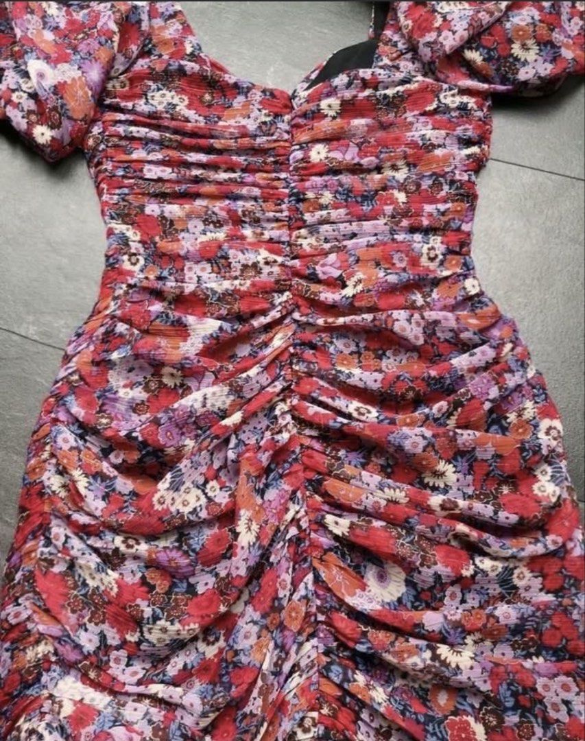 Zara Floral Ruched Mini Dress (Category: Dresses) located in Pasig City. Submitted by applespicker (Listing ID 1429697142, Image 3). Description: New but never worn just stored .
