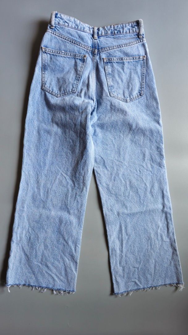 Zara Light Wash Wideleg Jeans (Category: Jeans) located in Baguio. Submitted by catdeclutters (Listing ID 1429691016, Image 2). Description: Decluttering unused and rarely used jeans. All are authentic. This one is not used but already washed. No tag. Waist 26-27 Length 36 Baguio loc .