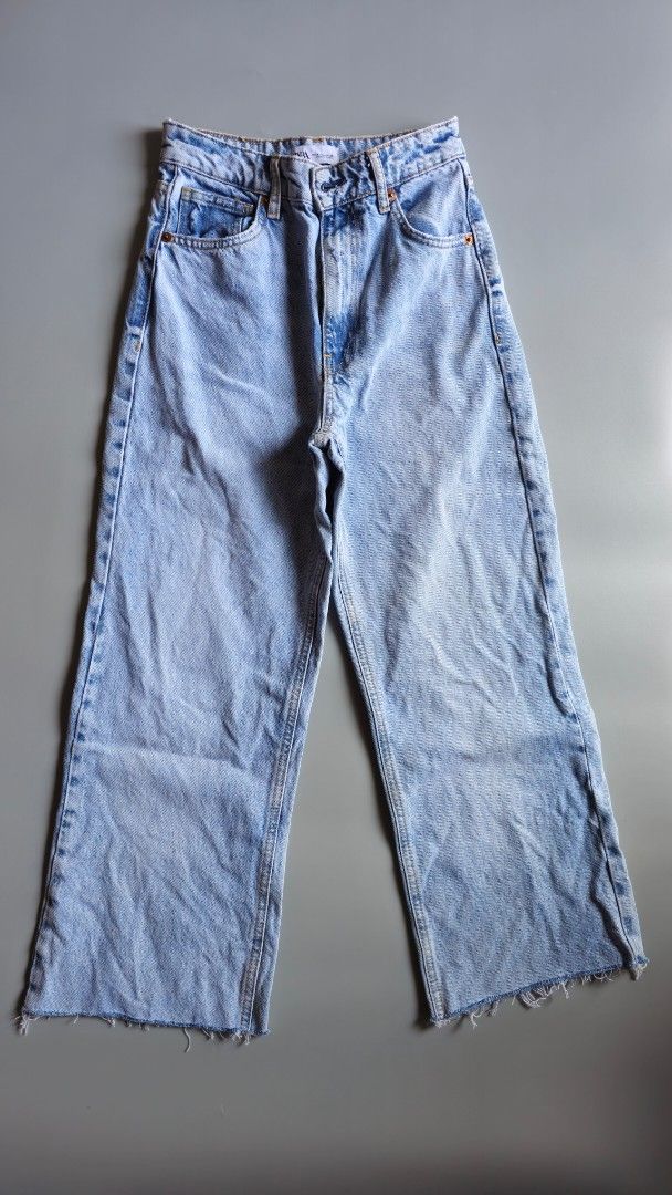 Zara Light Wash Wideleg Jeans (Category: Jeans) located in Baguio. Submitted by catdeclutters (Listing ID 1429691016, Image 1). Description: Decluttering unused and rarely used jeans. All are authentic. This one is not used but already washed. No tag. Waist 26-27 Length 36 Baguio loc .