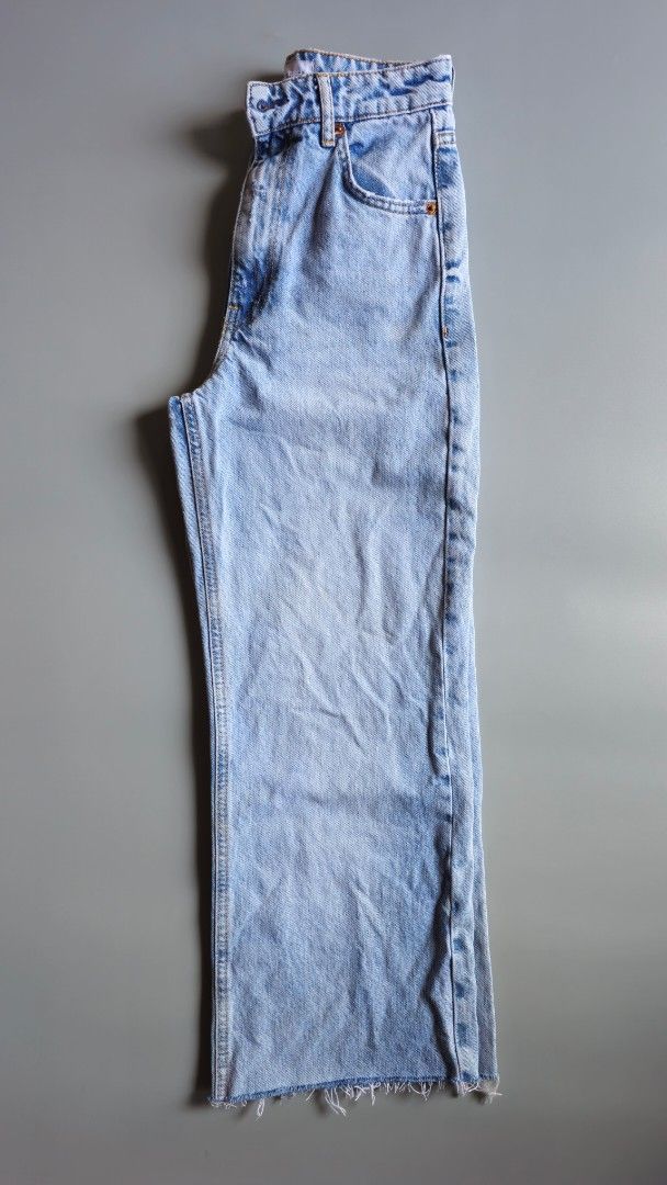 Zara Light Wash Wideleg Jeans (Category: Jeans) located in Baguio. Submitted by catdeclutters (Listing ID 1429691016, Image 3). Description: Decluttering unused and rarely used jeans. All are authentic. This one is not used but already washed. No tag. Waist 26-27 Length 36 Baguio loc .