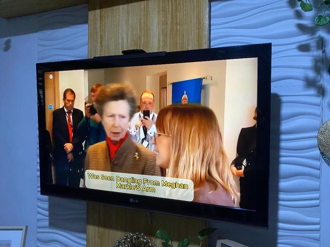 42" LG* LCD TV (Negotiable) (Category: TV) located in Las Pinas. Submitted by gizmonster8419 (Listing ID 1433387874, Image 1). Description: It features a 60Hz refresh rate, a matte screen, and a swivel stand, with a focus on accurate color reproduction and extensive calibration controls. It offers decent connectivity, including USB (for media) and three HDMI ports. Key Features and Specifications: Display: 42-inch LCD screen with a Full HD resolu