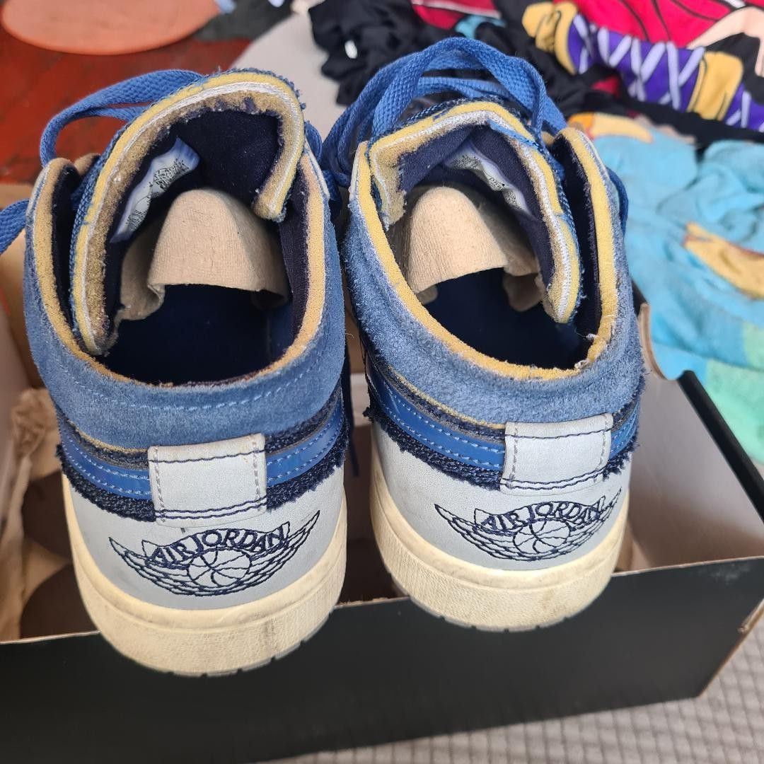 Air Jordan 1 Low SE Craft Obsidian (Category: Sneakers) located in Manila. Submitted by jaczac (Listing ID 1433374525, Image 2). Description: - Air Jordan 1 Low SE Craft - Colorway: Obsidian/Ashen Slate - Size: 7 - Features blue and grey color scheme - Air Jordan logo on heel - Comes with original box.