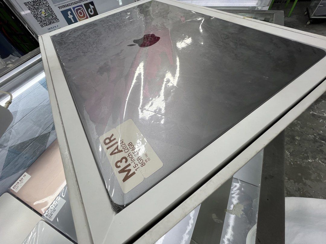 Apple MacBook Air M3 15-inch (2024) (Category: Laptops & Notebooks) located in Manila. Submitted by vaniextura (Listing ID 1433243794, Image 3). Description: - second hand Apple MacBook Air M3 - Features a 15-inch display - 8GB RAM - 256GB storage - Comes in original packaging.
