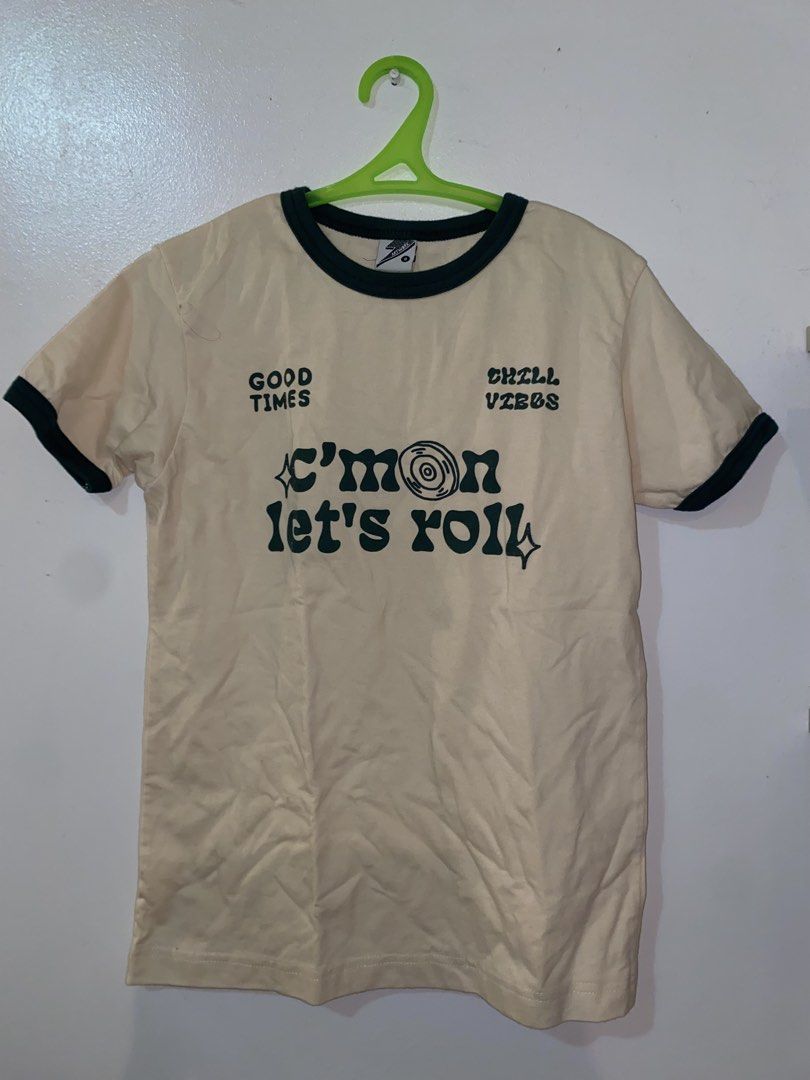 Artwork Beige Forest Green Graphic Tee Shirt (Category: Shirts) located in Tarlac. Submitted by diper911 (Listing ID 1433316712, Image 1). Description: ˗ˏˋʚ 𝒅𝒆𝒄𝒍𝒖𝒕𝒕𝒆𝒓𝒊𝒏𝒈 ɞˊˎ˗ .ᐟ used once .ᐟ no issues .ᐟ s, L: 57cm, 26-27 inches waist, 11 cm arm width NO RUSH SHIPPING!! .ᐟ gcash only (+ sf shouldered by buyer) .ᐟ j&t.