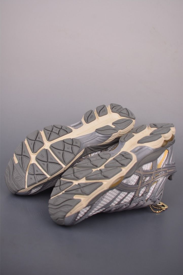 Asics Gel-Cumulus 16 “Grey Gold” (Category: Sneakers) located in Singapore. Submitted by veritynew66 (Listing ID 1433340222, Image 3). Description: ✨ Asics Gel-Cumulus 16 “Grey Gold” ✨ The ultimate retro dad shoe! This grey and gold colourway is a must-have for any vintage-inspired wardrobe. Perfect for: Casual wear and street-style outfits Everyday comfort and light running Anyone looking for a unique sneaker with great cushioning ✅ Brand new / 