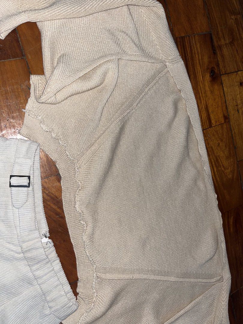 Beige Cardigan (Category: Longsleeves) located in Manila. Submitted by declitterclutter (Listing ID 1433254925, Image 3). Description: - No COD - Buyer will shoulder the shipping fee - Decluttering - Some thrifted finds - No to overpricing!! - No to haggling!! - Fits XS to S.