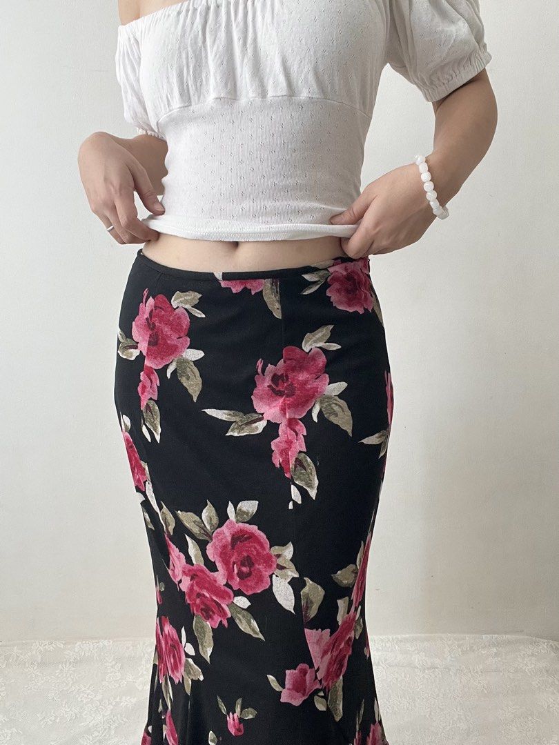 Black roses / floral skirt (Category: Skirts) located in Dagupan City. Submitted by rarus (Listing ID 1433307974, Image 2). Description: Roses skirt • V romantic multiple layered bottoms 🥀 • Flowy • Has lining • Waist isn’t stretchy. Waist 27-30” Hips up to 40” Length 39”.