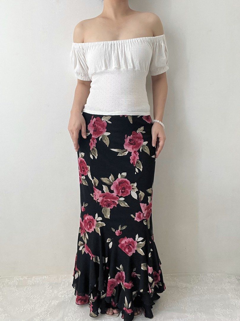 Black roses / floral skirt (Category: Skirts) located in Dagupan City. Submitted by rarus (Listing ID 1433307974, Image 1). Description: Roses skirt • V romantic multiple layered bottoms 🥀 • Flowy • Has lining • Waist isn’t stretchy. Waist 27-30” Hips up to 40” Length 39”.