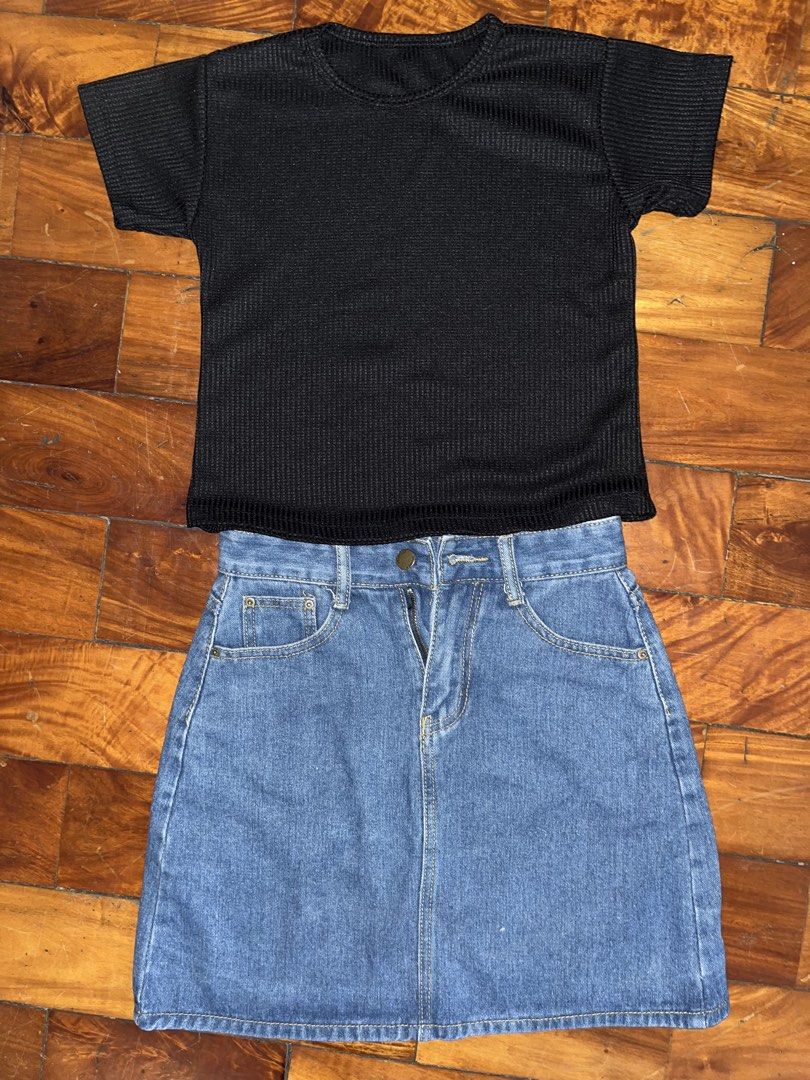 Black Waffle Top (Category: Blouses) located in Manila. Submitted by declitterclutter (Listing ID 1433262122, Image 2). Description: - Black ribbed top: - Short sleeves - Round neckline - No COD - Buyer will shoulder the shipping fee - Decluttering - Some thrifted finds - No to overpricing!! - No to haggling!!.