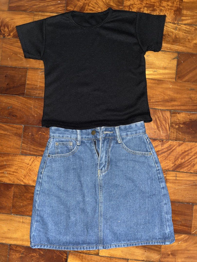 Black Waffle Top (Category: Blouses) located in Manila. Submitted by declitterclutter (Listing ID 1433262122, Image 1). Description: - Black ribbed top: - Short sleeves - Round neckline - No COD - Buyer will shoulder the shipping fee - Decluttering - Some thrifted finds - No to overpricing!! - No to haggling!!.