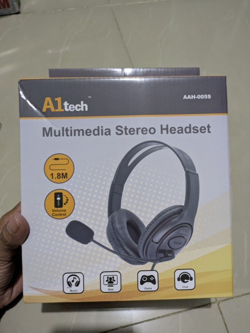 Bundle: A1tech 3.5mm Multi-Device Stereo Headset & Wired Mouse (Category: Mouse & Mousepads) located in Valenzuela. Submitted by westenra925804 (Listing ID 1433253198, Image 2). Description: Brand new. Only opened to test the items A1tech 3.5mm multi-device stereo headset and mouse bundle.