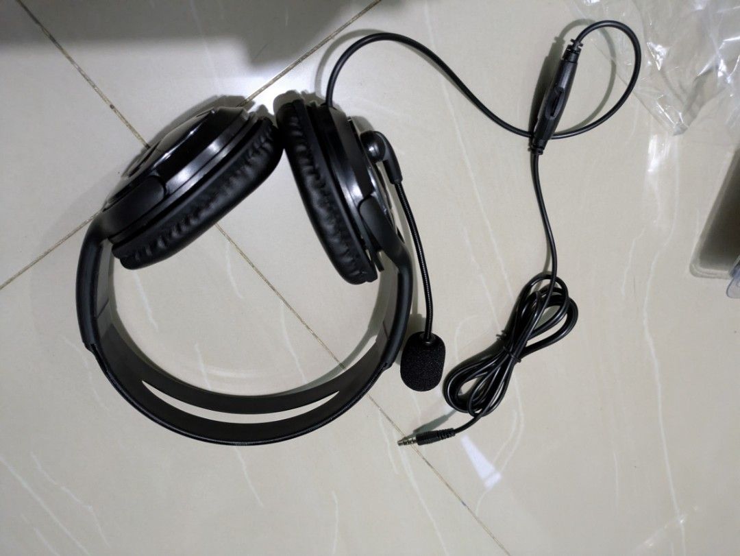 Bundle: A1tech 3.5mm Multi-Device Stereo Headset & Wired Mouse (Category: Mouse & Mousepads) located in Valenzuela. Submitted by westenra925804 (Listing ID 1433253198, Image 3). Description: Brand new. Only opened to test the items A1tech 3.5mm multi-device stereo headset and mouse bundle.