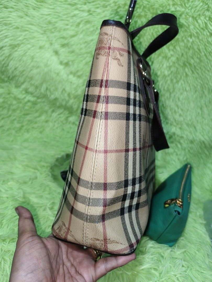 Burberry handbag (Category: Luxury Bags & Wallets) located in Davao. Submitted by ukaystuff07 (Listing ID 1433365685, Image 3). Description: preloved from Korean box >near large >no flaws >made in Italy >excellent condition.