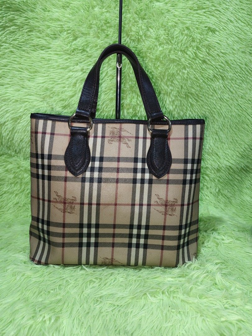 Burberry handbag (Category: Luxury Bags & Wallets) located in Davao. Submitted by ukaystuff07 (Listing ID 1433365685, Image 2). Description: preloved from Korean box >near large >no flaws >made in Italy >excellent condition.