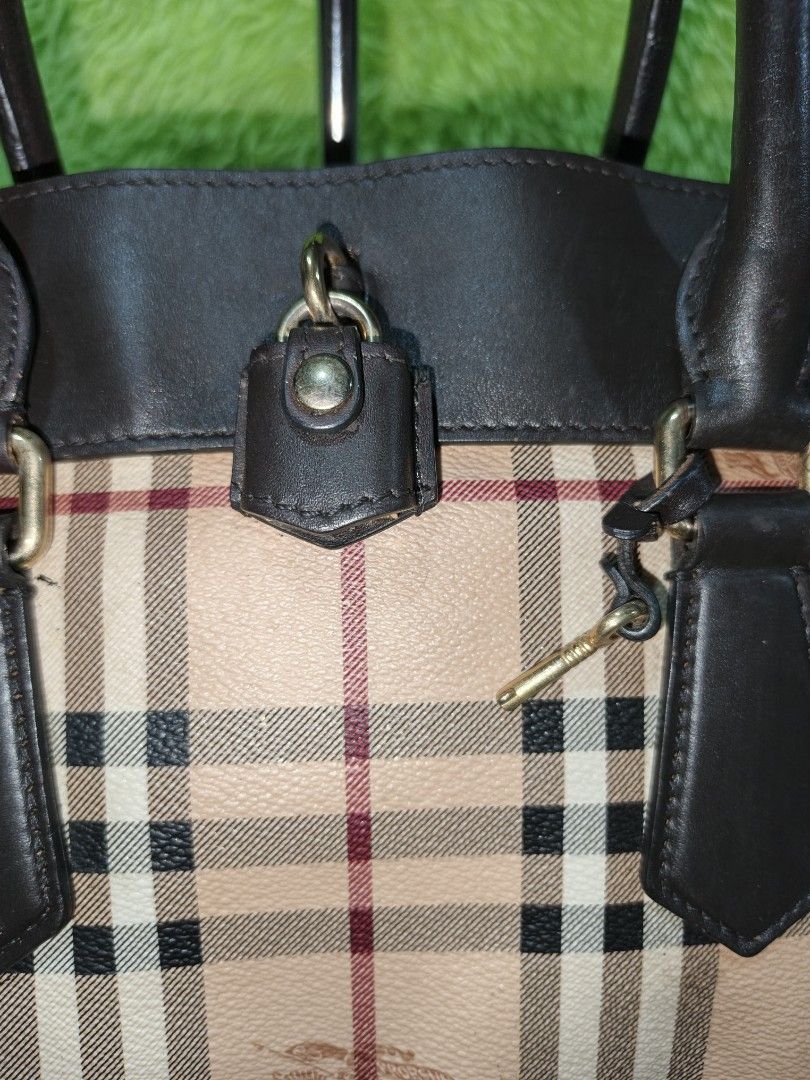 Burberry tote bag (Category: Luxury Bags & Wallets) located in Davao. Submitted by ukaystuff07 (Listing ID 1433368974, Image 2). Description: preloved from Korean box >large >no sling strap >with etiketa and carecard >issue: very light stain at the back.