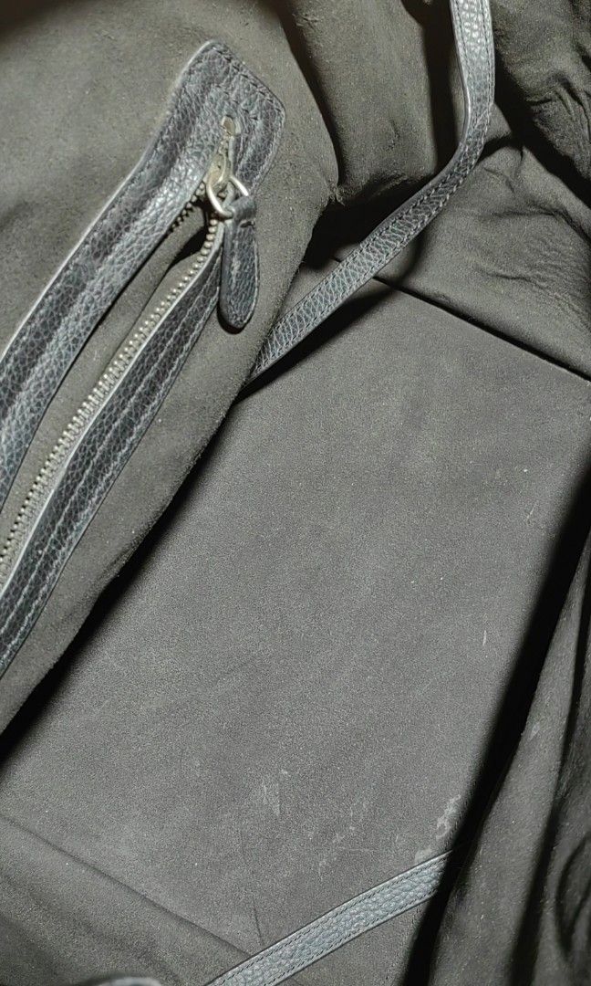 Celine Phantom Luggage (Category: Luxury Bags & Wallets) located in Bacolod City. Submitted by darriebags88 (Listing ID 1433293819, Image 3). Description: genuine leather no flaw coded.