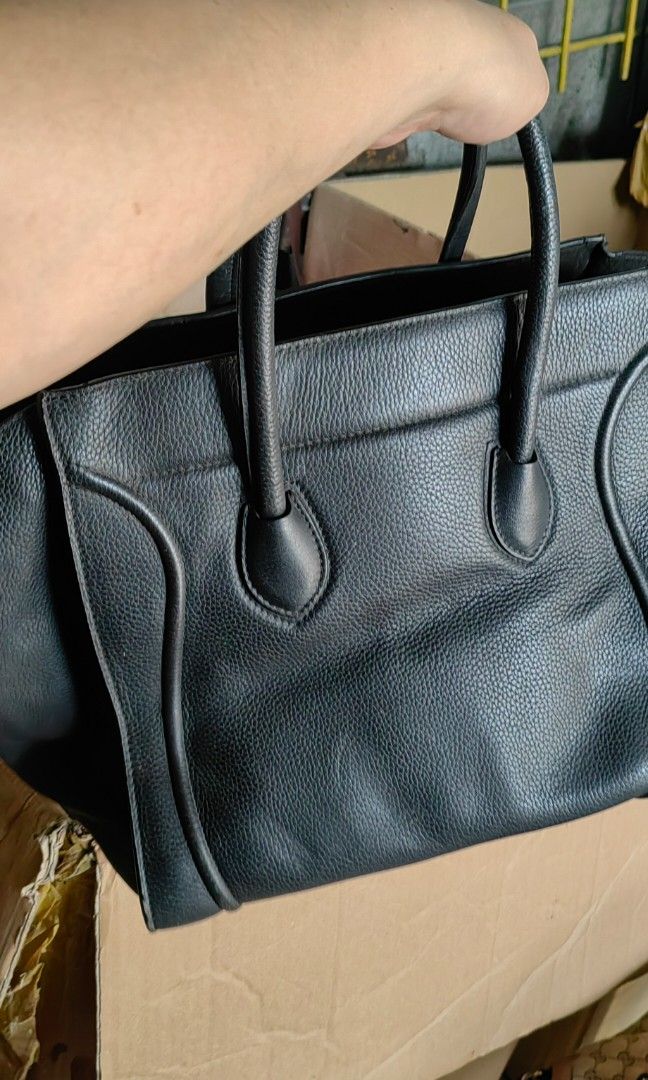Celine Phantom Luggage (Category: Luxury Bags & Wallets) located in Bacolod City. Submitted by darriebags88 (Listing ID 1433293819, Image 2). Description: genuine leather no flaw coded.