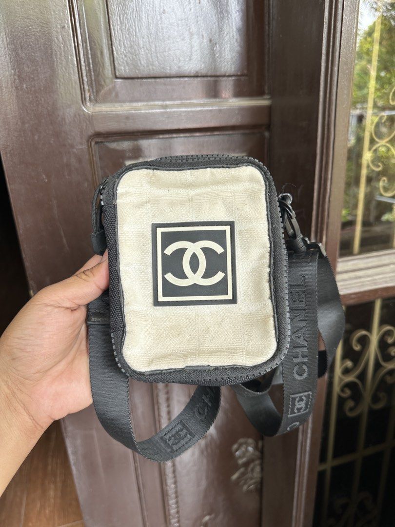 Chanel Crossbody Bag (Category: Luxury Bags & Wallets) located in Bustos. Submitted by theprelovedshopbulacan (Listing ID 1433224578, Image 1). Description: As isan No holo .