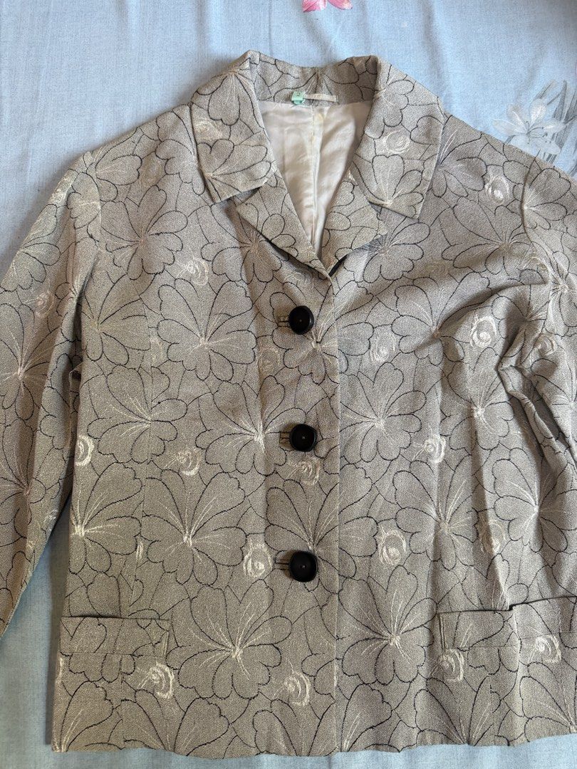 Floral Pattern Blazer Gray Printed Formal (Category: Coats, Jackets and Outerwear) located in Cebu City. Submitted by hellomolly_ (Listing ID 1433346133, Image 2). Description: - Floral patterned blazer - Med to large - Cebu based.