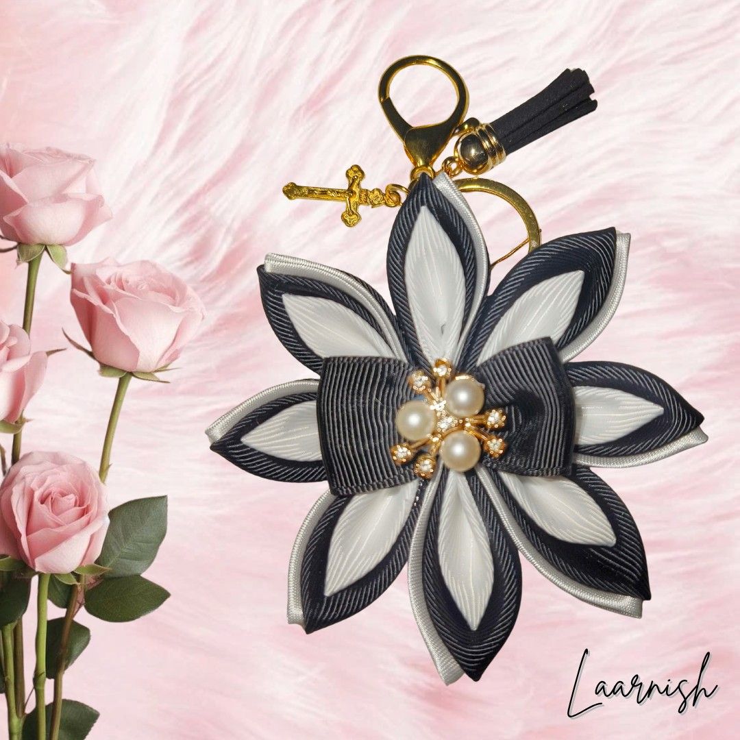 Flower Keychain (Category: Handmade Craft) located in Santa Rosa. Submitted by laarnish (Listing ID 1433257376, Image 1). Description: These eye-catching keychain add a touch of whimsy and personality to any bag. 🌺 Handmade Accessories! 🌺 Color may slightly differ due to lighting. .