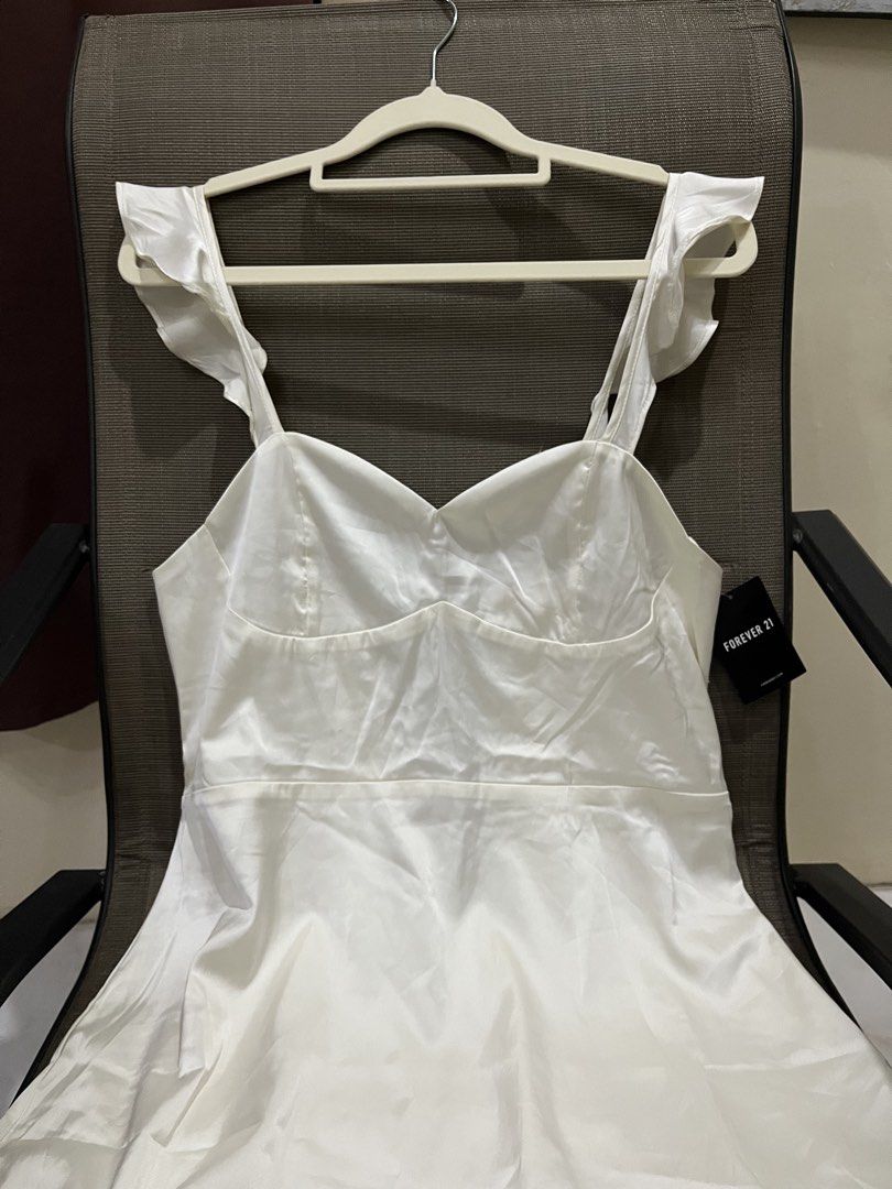 Forever 21 Ruffle Satin Silk Mini Dress (Category: Dresses) located in Angeles City. Submitted by deyninazd (Listing ID 1433358075, Image 2). Description: Size: XL 25” Length | 30”-32” Waist Original Price: ₱1,495 Never Worn and with tag but there are a few non-visible flaws (please refer to the photos for details), which do not affect the overall look when worn. Stunning satin silk mini dress featuring elegant ruffle details. A chic choice for p