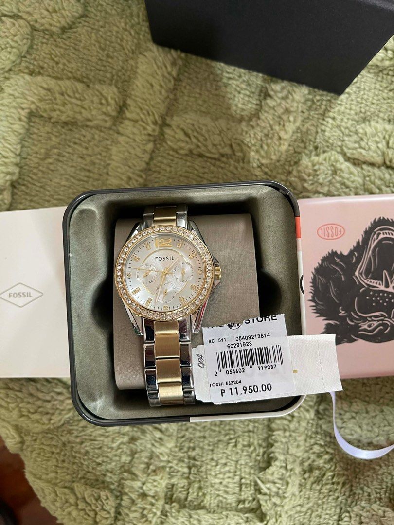 FOSSIL WATCH (Category: Women's Watches) located in Pasig City. Submitted by declutterzzzz (Listing ID 1433260341, Image 1). Description: Good as new Complete with box .