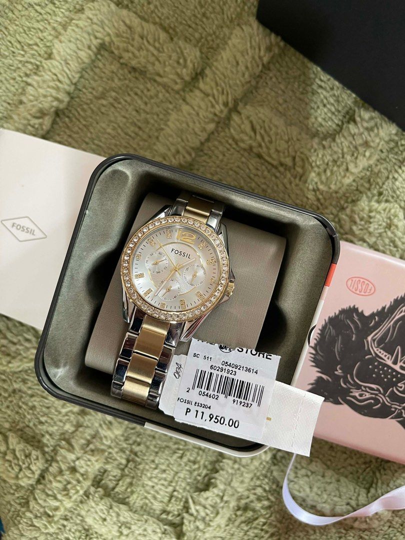 FOSSIL WATCH (Category: Women's Watches) located in Pasig City. Submitted by declutterzzzz (Listing ID 1433260341, Image 2). Description: Good as new Complete with box .