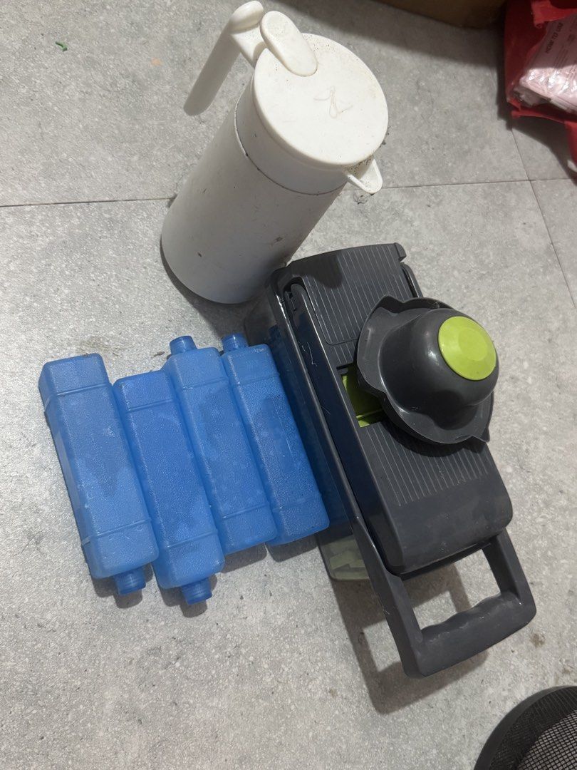 Get for free (Category: Everything Else Others) located in Quezon City. Submitted by catpurrent (Listing ID 1433233154, Image 1). Description: Giving away -Mini thermos -ice crystals (yung sa air cooler) -multi-function grater #decluttering.